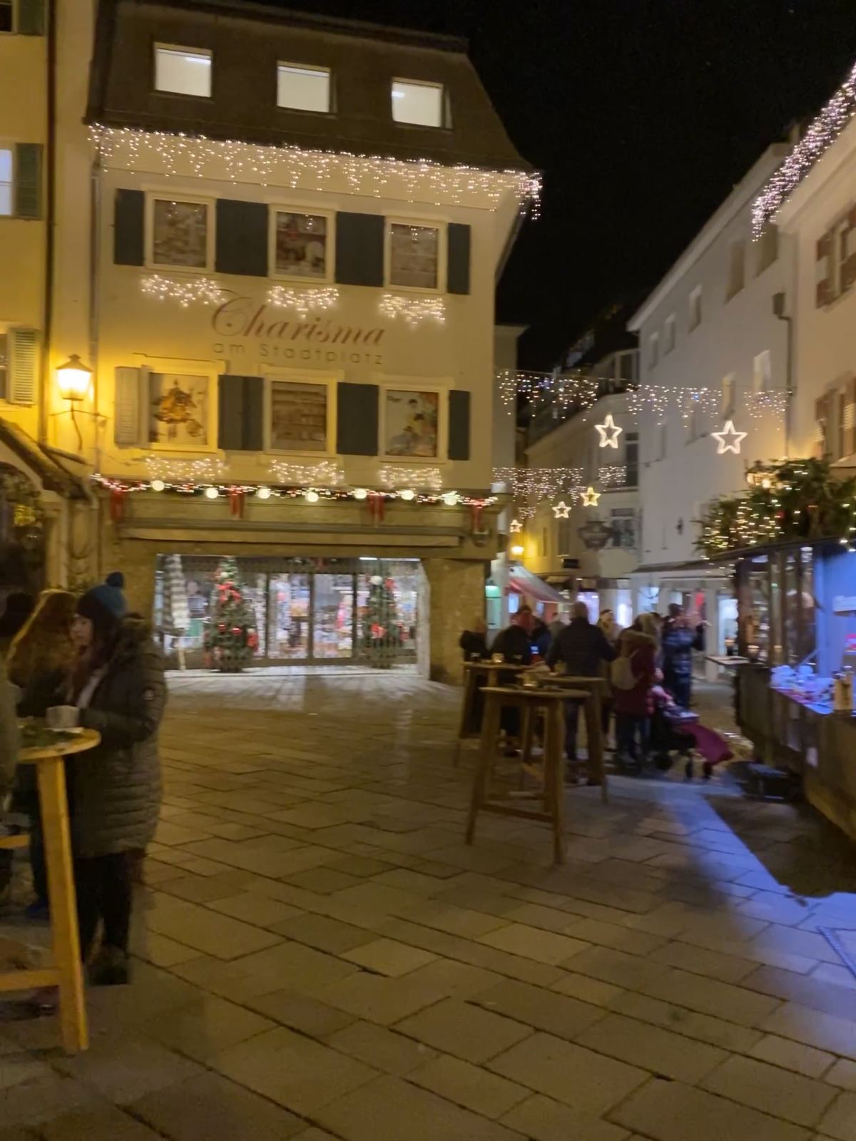 Luci di Natale e casette in legno nel centro di Zell am See