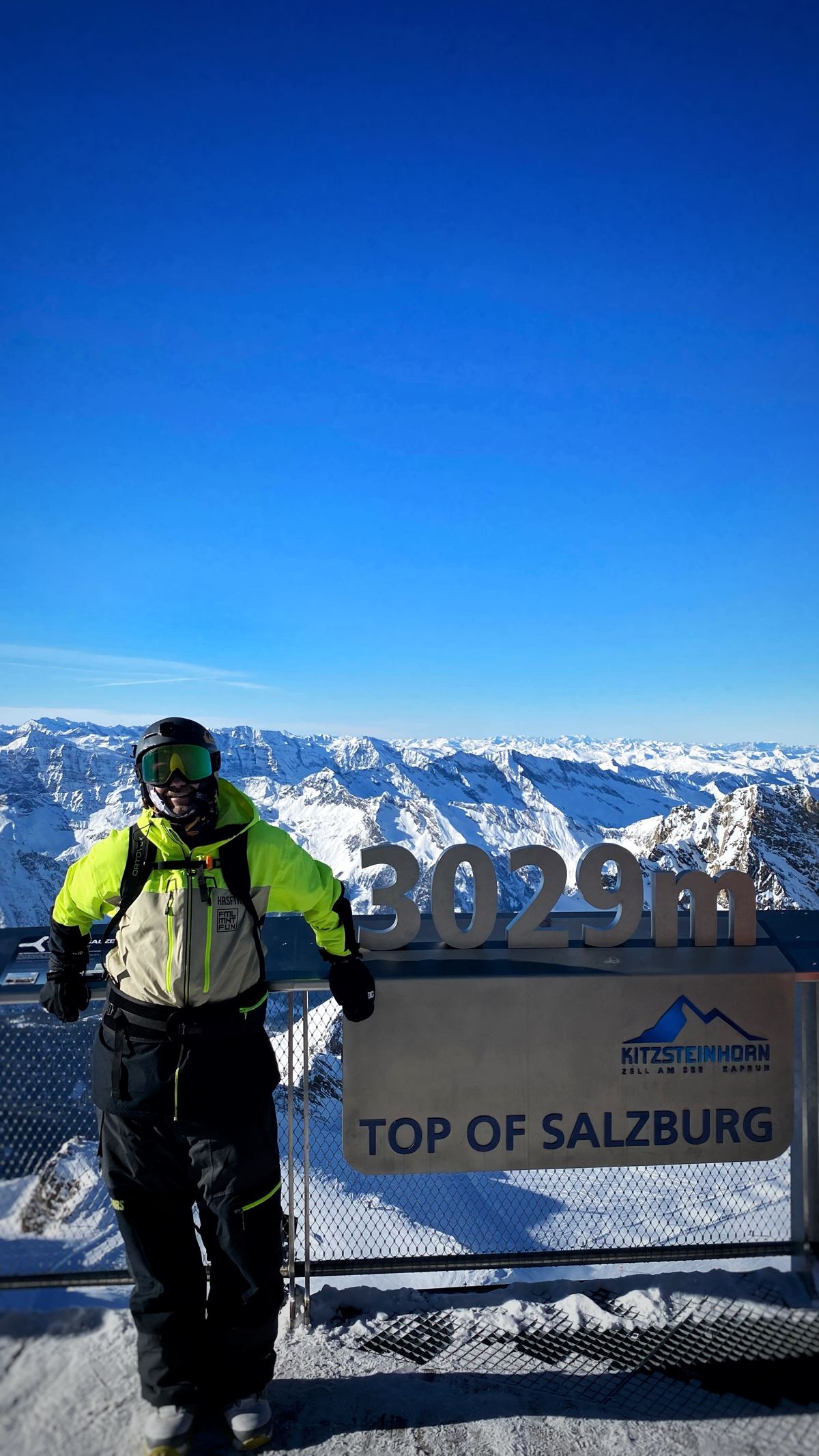 Snowboarder davanti all'insegna Top of Salzburg a 3.029 metri